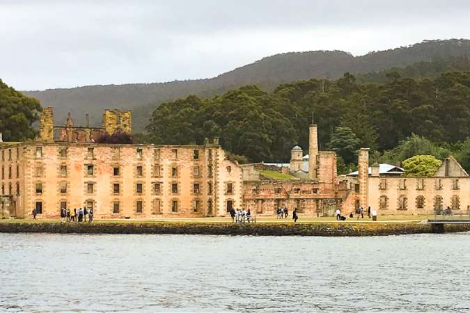 এক দিকে তাসমান পেনিনসুলা। চোখ ধাঁধানো প্রাকৃতিক সৌন্দর্য। তার গা ঘেঁসে চ্যাপেল, গার্ড টাওয়ার নিয়ে দাঁড়িয়ে আছে পোর্ট আর্থার।