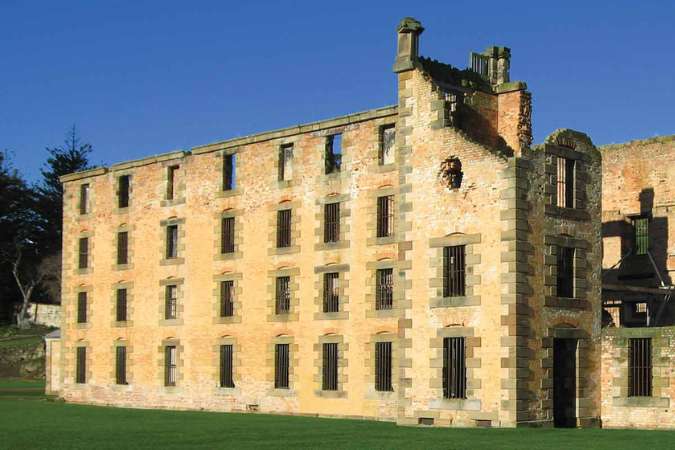 নাম থেকেই আন্দাজ করা যায়, এক সময়ে এখানে ছিল বন্দর। কিন্তু বন্দরের জন্য যতটা না এই জায়গার সুনাম, তার চেয়েও বেশি দুর্নাম এখানকার জেলখানার জন্য। জেলখানায় ভূতের উৎপাতের জন্য।