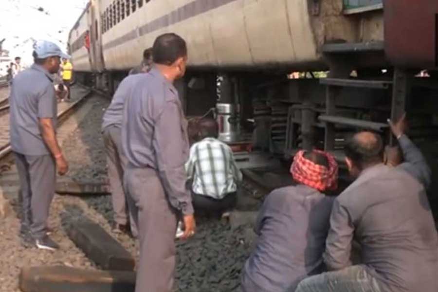 নাগপুরের কালামনা স্টেশনের কাছে দুর্ঘটনা সিএসএমটি শালিমার এক্সপ্রেসের।