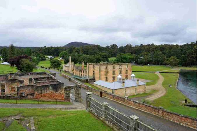 নিজের দেওয়ালের আড়ালে কি পোর্ট আর্থার আজও লুকিয়ে রেখেছে কিছু অতৃপ্ত আত্মাকে? নাকি আসলে ঔপনিবেশিকতার বিশ্রী ‘ভূত’ এই জেলখানার মাটির তলায় চাপা পড়ে রয়েছে? আর রাত নামলে সেই অতীতই মাটি খুঁড়ে বেরিয়ে আসতে চায়? প্রশ্নের উত্তরটা সাধারণ পর্যটক থেকে ঐতিসাকিক— সবাইকেই ভয় পাইয়ে দেয়।  এই প্রতিবেদন 'আনন্দ উৎসব' ফিচারের একটি অংশ।