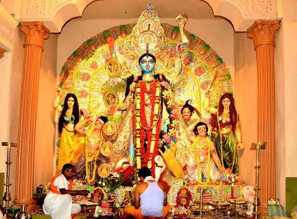 দুর্গাপুজো শেষ। তাতে কী! কালীপুজো এসে গেল বলে! সে দিনও ঠাকুর দেখতে বেরিয়ে পড়েন অনেকেই।