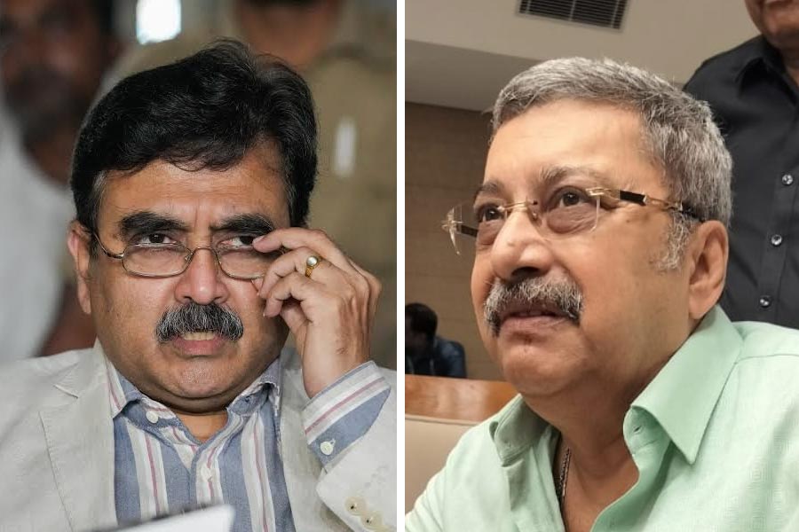 Heated Argument Between Abhijit Ganguly and Kalyan Banerjee at Joint Parliamentary Committee Meeting dgtl