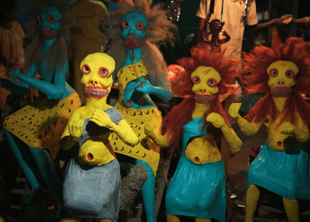 ডাকিনী ও যোগিনীকে বিভিন্ন ভয়ঙ্কর অবয়বে পুজো মণ্ডপে দেখা যায়। অনেকেই তাদের রাক্ষসী ভেবে ফেলেন। কিন্তু আদৌ কি তারা রাক্ষসী?