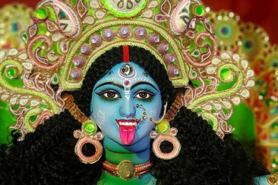 কালীপুজোর মাত্র আর কিছুদিনই বাকি। গোটা বাংলা জুড়ে শুরু হবে মায়ের আরাধনা। বাংলার বিখ্যাত কালীমন্দিরগুলিতে ঢল নামবে বহু ভক্তের। 