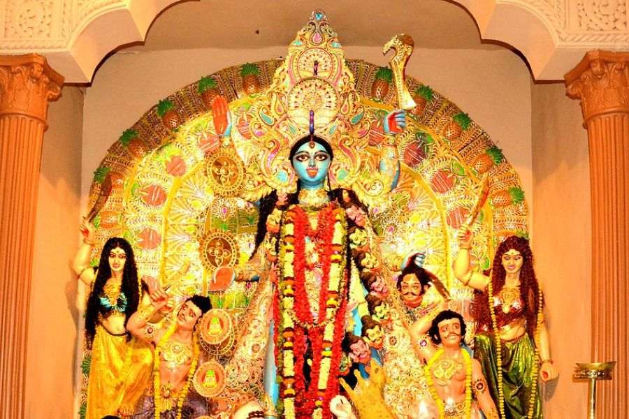 কলকাতার বুকে কালীমন্দির রয়েছে অসংখ্য। কিন্তু জনপ্রিয়তার নিরিখে এগিয়ে রয়েছে বেশ কিছু কালীমন্দির, লোকমতে এই মন্দিরগুলির কালী জাগ্রত তাই শুধু কালীপুজোতেই নয় বরং প্রত্যেক অমাবস্যাতেই ভক্তেরা আসেন পুজো দিতে। 