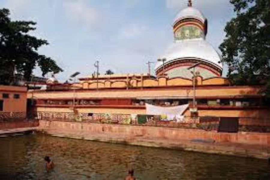 কালীঘাট: ৫১ শক্তিপীঠের একটি হল কালীঘাট। মন্দিরটি হুগলি নদীর ধারে অবস্থিত হলেও বছরের পর বছর ধরে নদীর জল শুকিয়ে যাওয়ায় এখন একটি খালের ধারে কালীঘাট মন্দির অবস্থান করছে যা আদিগঙ্গা নামে পরিচিত। ঠিকানা - অনামী সংঘ, কালীঘাট। 