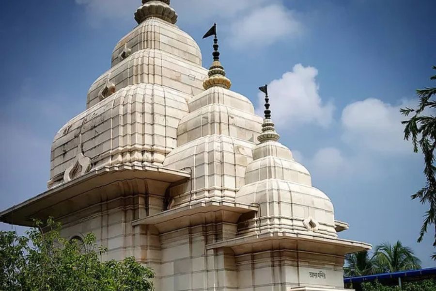 আদ্যাপীঠ: রামকৃষ্ণদেবের শিষ্য শ্রী অন্নদাঠাকুরের হাত ধরে তৈরী হয় আদ্যাপীঠ, যা দক্ষিনেশ্বরের কিছু দূরেই অবস্থিত। এখানে আদ্যাশক্তি দেবী মহামায়া রূপে পুজো পান মা কালী। ঠিকানা: ৫০, ডিডি মন্ডল ঘাট রোড, দক্ষিনেশ্বর।  