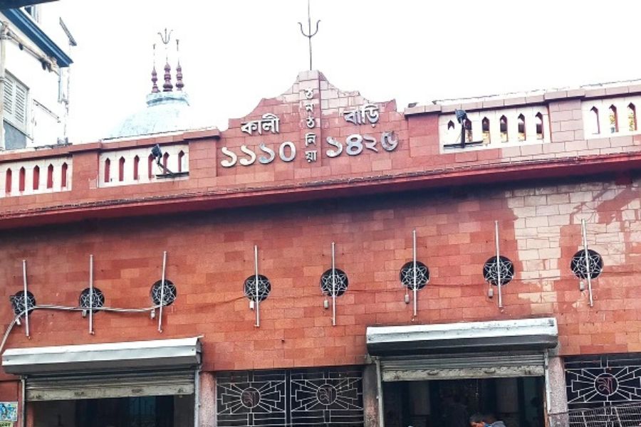 ঠনঠনিয়া কালীবাড়ি: মনে করা হয় স্বামী সুবধানন্দের পিতামহ শঙ্কর ঘোষ এই মন্দির প্রতিষ্ঠা করেন, যিনি রামকৃষ্ণ পরমহংসদেবের শিষ্য ছিলেন। মা কালী সিদ্ধেশ্বরী দেবী রূপে এখানে পুজো পান। ঠিকানা - বিধান সরণি রোড, কলেজ স্ট্রিট মার্কেট।  