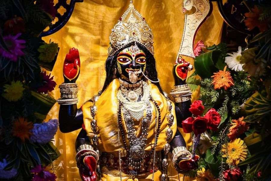 লেক কালীবাড়ি: ১৯৪৯ সালে হরিপদ চক্রবর্তী এই মন্দিরটি প্রতিষ্ঠা করেন। করুণাময়ী কালী মায়ের পুজো করা হয় এখানে। মনে করা হয় এখানে পঞ্চমুন্ডীর অথবা পাঁচটি খুলির আসন রয়েছে। ঠিকানা - ১০৭, শ্রী শ্রী ১০৮ করুণাময়ী কালীমাতা মন্দির, ১, সাদার্ন অ্যাভিনিউ, রবীন্দ্র সরোবর।  