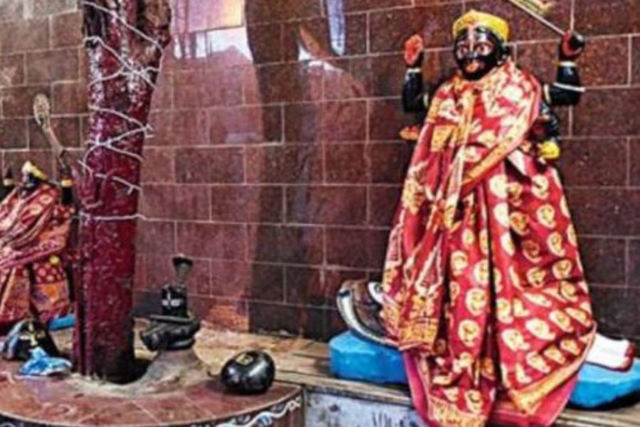 চাইনিজ় কালীবাড়ি: ভারতের মধ্যে কলকাতাই এমন একটি জায়গা যেখানে চায়নাটাউন রয়েছে। ট্যাংরার চিনাপাড়ার এই কালীমন্দির হিন্দু এবং বাঙালি দু’টি সংস্কৃতিরই ধারক। ঠিকানা - জি৯ভিভি + কিউ২৬, ৪১, মাথেস্বরতলা রোড, ট্যাংরা।   