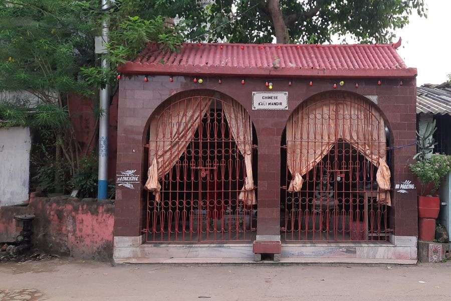 এই মন্দিরের ছাদে যে ফ্রেস্কো বানানো রয়েছে তা চীনা শিল্প থেকে অনুপ্রাণিত। আবার দর্শনার্থীদের এখানে চিনা ভোগ পরিবেশন করা হয়। ঠিকানা - জি৯ভিভি + কিউ২৬, ৪১, মাথেস্বরতলা রোড, ট্যাংরা।  