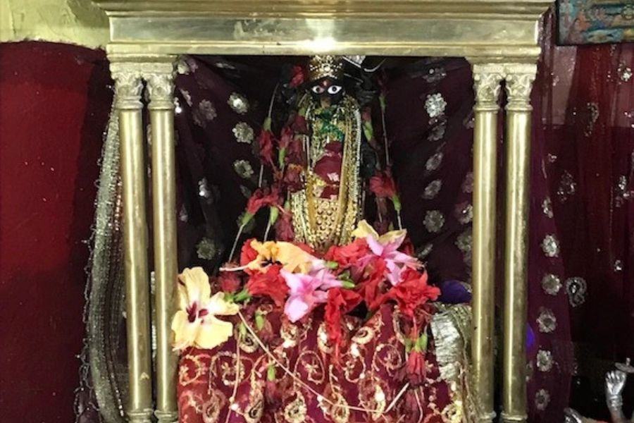 ডাকাত কালীবাড়ি: কুখ্যাত ডাকাত মনোহর বাগদি এই মন্দির বানিয়েছিলেন। ১৮৯১ সালে এই মন্দির বানানো হলেও মনে করা হয় মন্দিরের কালীমূর্তি কষ্ঠি পাথরের তৈরি যা মন্দিরের থেকেও বেশি পুরনো। ঠিকানা - ৩৯/১এ, ৩৯/১এ, পূর্ণ দাস রোড, ট্রায়াঙ্গুলার পার্ক, লেক টেরেস, গড়িয়াহাট।    