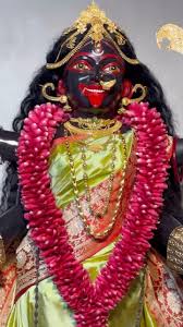 শ্যামাসুন্দরী দেবী মন্দির: সুকীয়া স্ট্রিটের জীবন্ত কালী শ্যামাসুন্দরী নামে পরিচিত। ছোট্ট মেয়ে রূপে পুজো পান দেবী। মায়ের উপস্থিতি টের পেয়েছেন অনেক সেবায়েতই। মাছ, মাংস এখানে পুরোপুরি নিষিদ্ধ। চালকলা দিয়ে পুজো করা হয় দেবীকে। ঠিকানা: ২৩, হরিনাথ দে রোড, যোগী পাড়া, গরপাড়, মাছুয়াবাজার। 