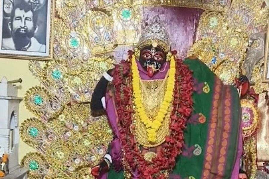 ই সি কালীমন্দির: একজন আইনজীবী সুনন্দা সরকার ১৯৯০ এর দিকে তাঁর বাড়ির নিচের তোলে এই মন্দির নির্মাণ করেন। তাঁর স্বামী দেবীর স্বপ্নাদেশ পান, তারপরই এই মন্দির প্রতিষ্ঠা করা হয়। ঠিকানা: এইচসিএম৫+সিকিউএম, বিধাননগর, ইসি ব্লক। এই প্রতিবেদনটি ‘আনন্দ উৎসব’ ফিচারের একটি অংশ।