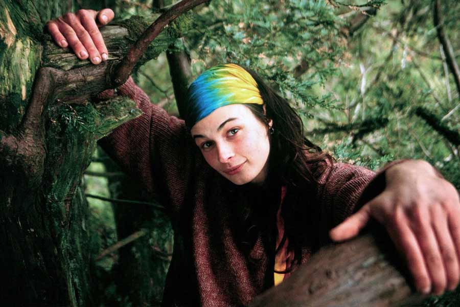 23 year old lady saved thousand years old ancient tree by living in it for 2 years in USA 