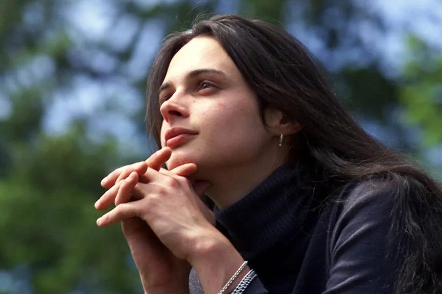 23 year old lady saved thousand years old ancient tree by living in it for 2 years in USA 