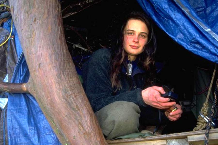 23 year old lady saved thousand years old ancient tree by living in it for 2 years in USA 