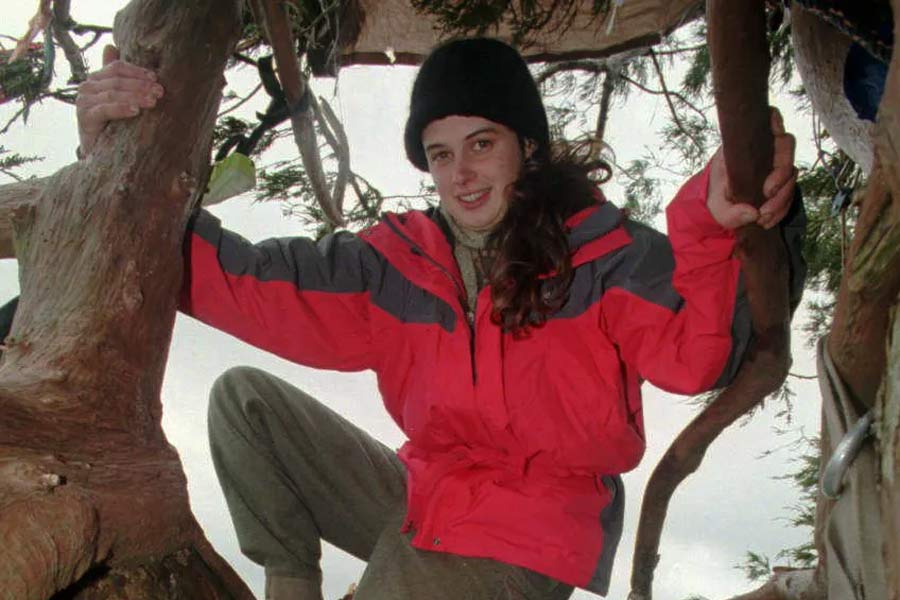 23 year old lady saved thousand years old ancient tree by living in it for 2 years in USA 