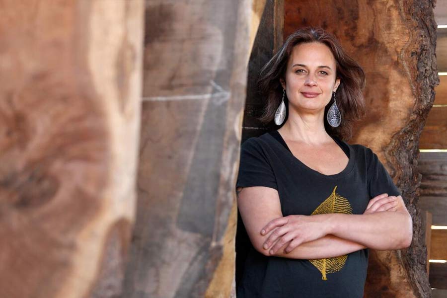 23 year old lady saved thousand years old ancient tree by living in it for 2 years in USA 
