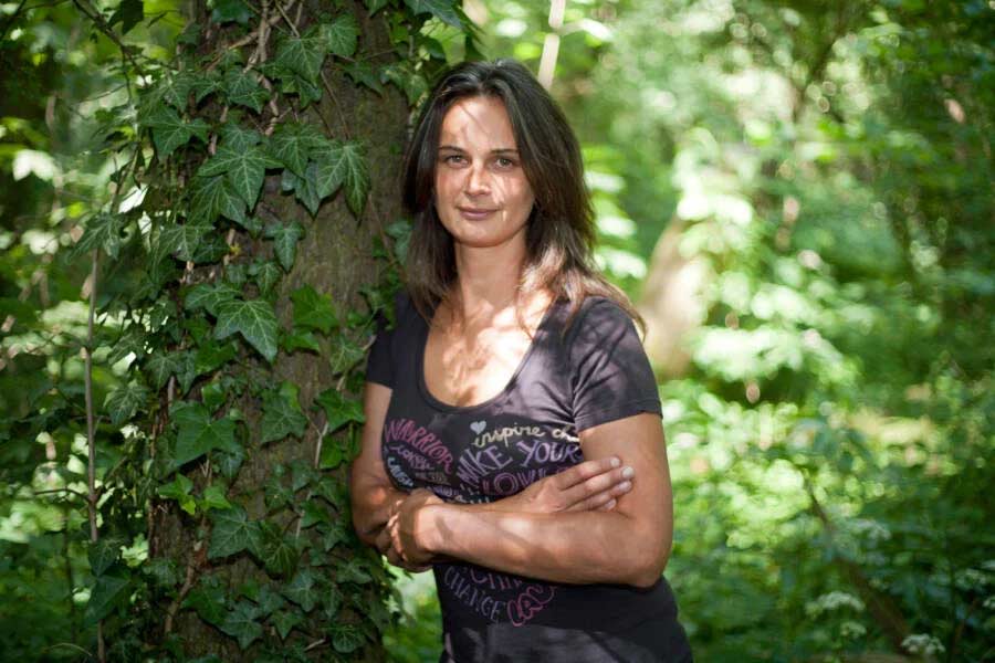 23 year old lady saved thousand years old ancient tree by living in it for 2 years in USA 