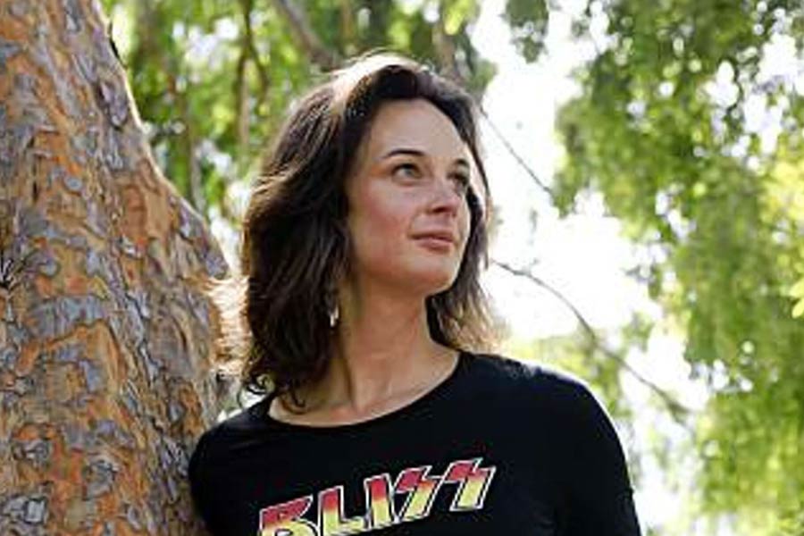 23 year old lady saved thousand years old ancient tree by living in it for 2 years in USA 