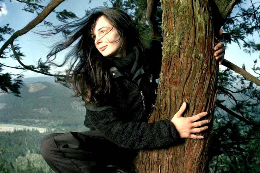 23 year old lady saved thousand years old ancient tree by living in it for 2 years in USA 