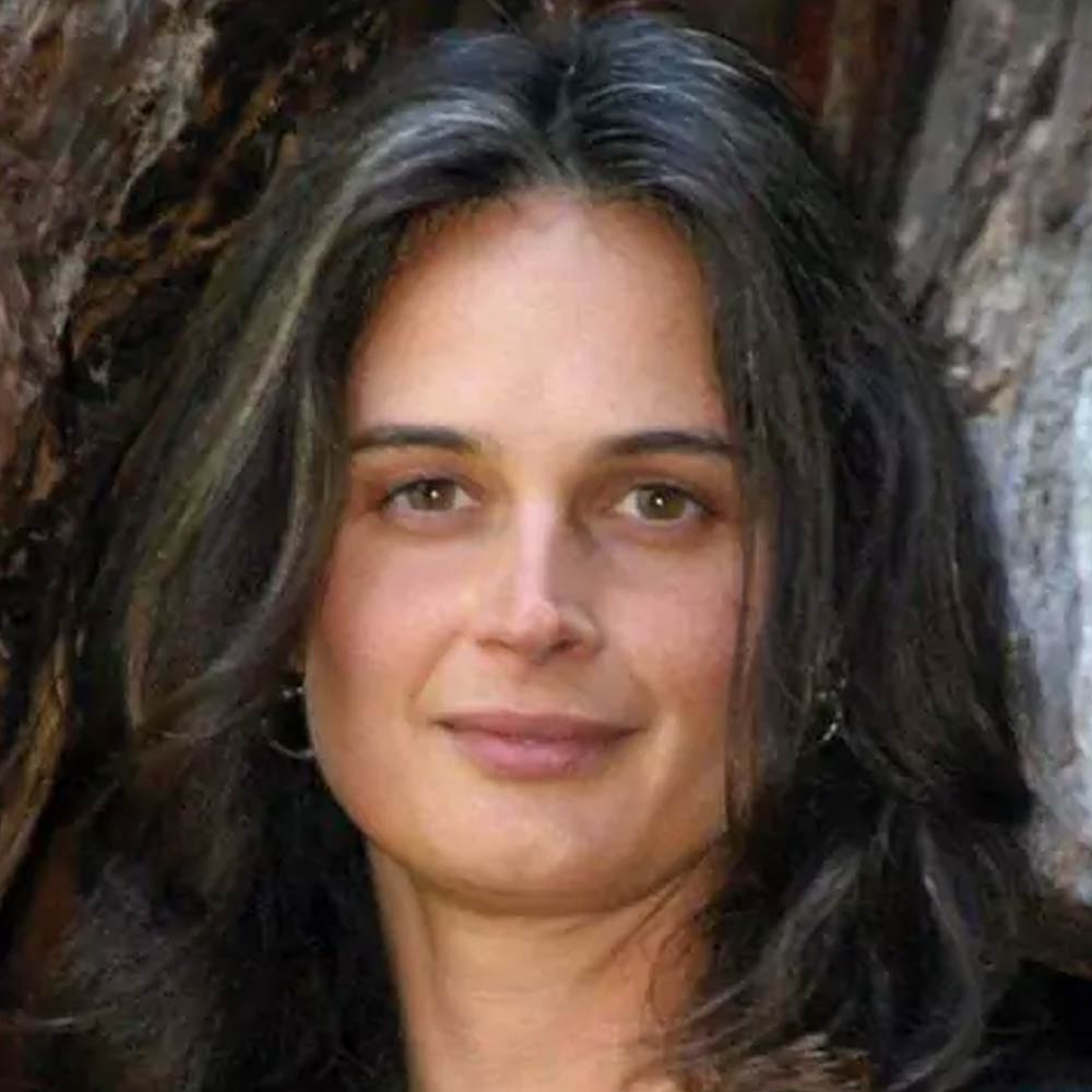 23 year old lady saved thousand years old ancient tree by living in it for 2 years in USA 