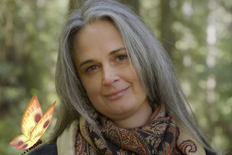 23 year old lady saved thousand years old ancient tree by living in it for 2 years in USA 