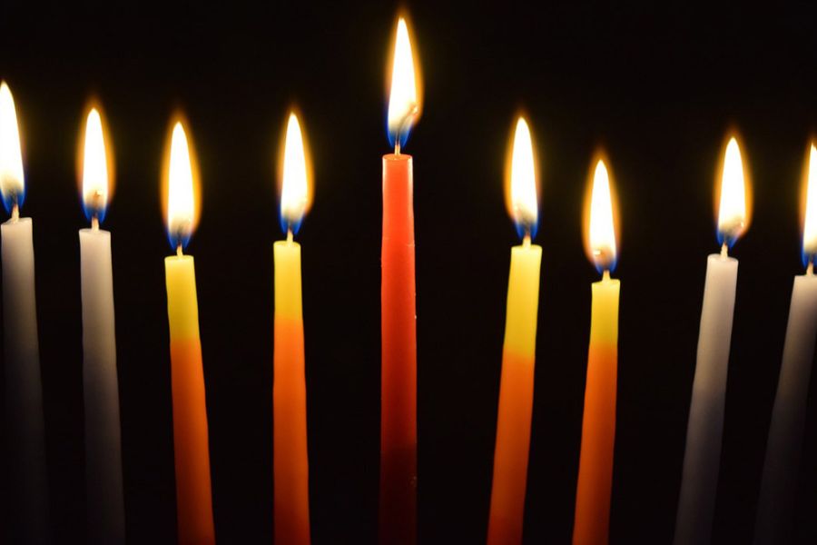 মোমবাতি-   দীপাবলি বা কালীপুজোর সবথেকে বড় আকর্ষণ মোমবাতি। আট থেকে আশি তার আকর্ষণে মোহিত এখনও। তাই বাজার ছেয়ে গিয়েছে হরেক রকমের মোমবাতিতে। গোল বাটির মতো থেকে লম্বা, সরু থেকে মোটা, বেঁটে থেকে লম্বা, সাদা থেকে রঙিন– তার নানা রকম রং আর গড়ন। 