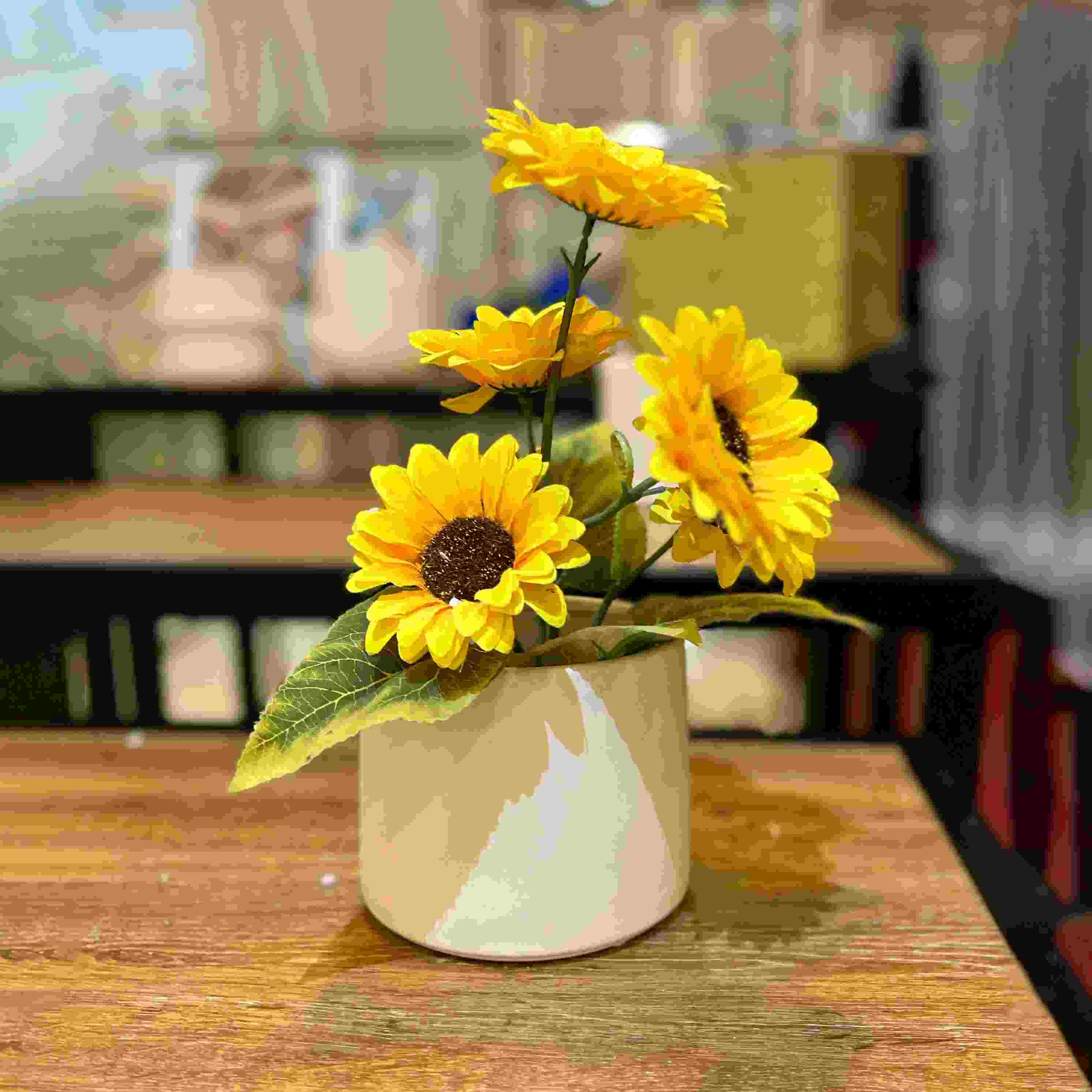 ফুলদানি -   তাজা ফুলের কদরই আলাদা। বাড়ির নানা জায়গায় ফুলদানি রেখে ফুলে সাজান ঘর। তাজা ফুল রাখা সম্ভব না হলে নানা ধরনের প্লাস্টিকের ফুল পাওয়া যায় বাজারে। দেখতে প্রায় আসলের মতোই। 