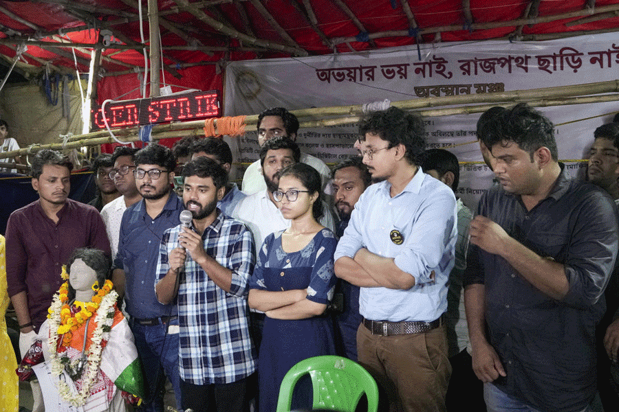 অনশনকারী ডাক্তারদের একাংশ।