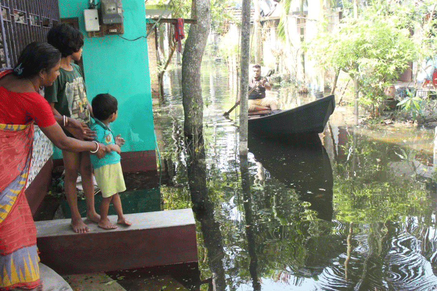 এক মাস পেরিয়ে গেলেও গোবরডাঙার জলমগ্ন এলাকার রাস্তায় চলাচলের জন্য কিছু মানুষের ভরসা এখনও নৌকা।