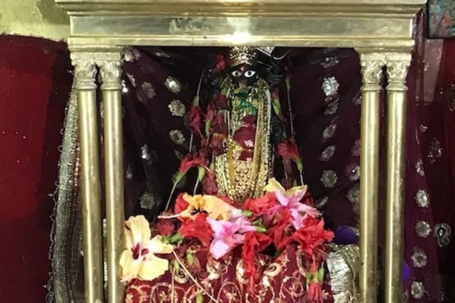 নেপথ্যে এক অত্যাশ্চর্য কাহিনি রয়েছে। এক জলা জায়গায় দু’টি পাথর পড়ে থাকতে দেখে রঘু ডাকাত। মনে একটু সন্দেহ হলেও পাথর দু’টি ওখানেই ফেলে ডেরায় ফিরে আসে রঘু। 