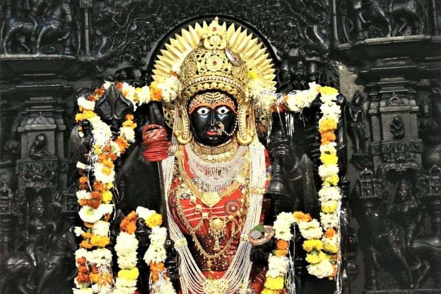 ত্রিপুরা সুন্দরী: সৌন্দর্য এবং সৃষ্টিশীলতার দেবী। তিনি মহাবিশ্বের তিনটি লোককে শাসন করেন।