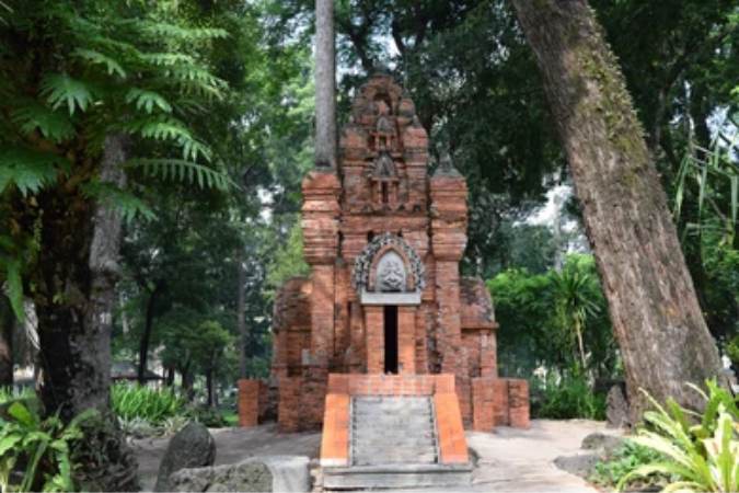 কে এই যুবক? শোনা যায়, বহু বহু বছর আগে এই পার্কের ভিতর দিয়ে এক যুবক যাচ্ছিলেন তাঁর প্রেমিকার সঙ্গে দেখা করতে। শেষ পর্যন্ত অবশ্য আর দেখা হয়নি। তার আগেই সন্ধের অন্ধকারে পার্কে আততায়ীর হাতে প্রাণ হারান ওই যুবক। 