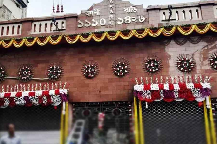 ১৮০৬ খ্রিস্টাব্দে শঙ্কর ঘোষ নামে এক ব্যক্তি এখনকার কালী মন্দির ও পুষ্পেশ্বর শিবের আটচালা মন্দির নির্মাণ করে নিত্যপূজার ব্যয়ভার গ্রহণ করেন। তাঁর বংশধরেরাই এখনও এই মন্দিরের সেবায়েত। 