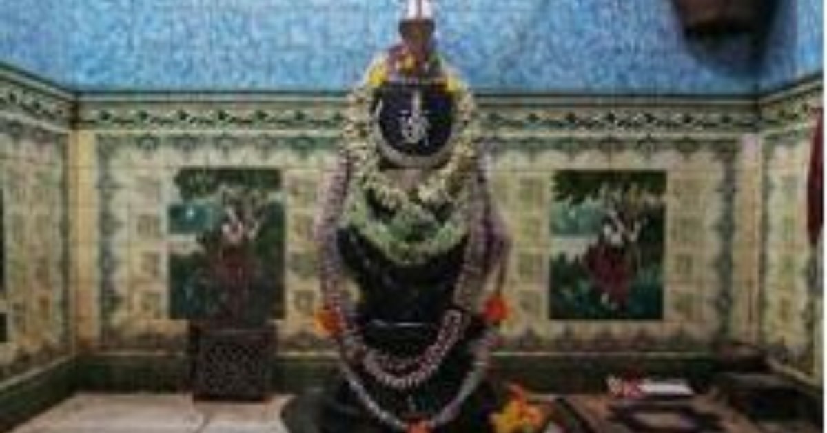 এই মন্দিরের দেবীমূর্তি ধাতুর নয়; এমনকি পাথরেরও নয়। ঠনঠনিয়ার সিদ্ধেশ্বরীর কায়া তৈরি হয় মাটি দিয়েই। প্রতি বছর নতুন করে তৈরি হয় সেই বিগ্রহ। দেবীর গায়ে সোনার বদলে রুপোর গয়নাই বেশি চোখে পড়ে। মা সিদ্ধেশ্বরী চতুর্ভুজা, ঘোর কৃষ্ণবর্ণা। দেবীর বাম দিকের দুই হাতে শোভা পায় খড়্গ আর নরকপাল, ডান দিকের দুই হাতে অভয় আর বরদা মুদ্রা