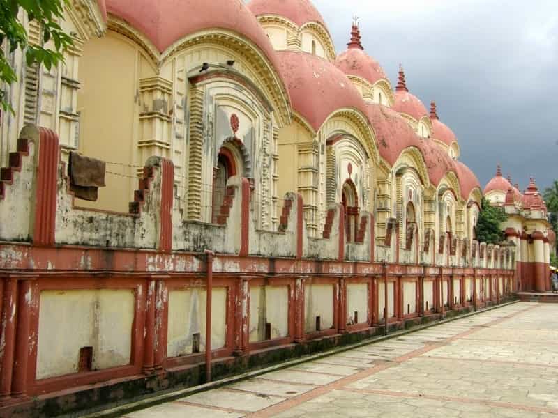 দক্ষিণেশ্বরের মা ভবতারিণী কালী মন্দিরের মতো উত্তর কলকাতার ঠনঠনিয়ায় মা সিদ্ধেশ্বরী কালীমন্দিরের সঙ্গেও জড়িয়ে আছে ঠাকুর শ্রীরামকৃষ্ণের স্মৃতি। তিনি যখন প্রথম জীবনে ঝামাপুকুরে বাস করতেন, তখন মাঝেমধ্যেই এই মন্দিরে এসে মাকে গান শোনাতেন। পরবর্তীকালে দক্ষিণেশ্বরে থিতু হলেও সময়বিশেষে এই মন্দিরে এসে পুজো দিয়ে যেতেন মাকে নিবেদন করেন।