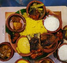 ঠনঠনিয়া কালীবাড়িতে ৩৬৫ দিনই আমিষ ভোগের রীতি। তবে ফলহারিণী পুজোর দিন আর দীপান্বিতা অমাবস্যায় নিরামিষ ভোগই দেওয়া হয় মাকে। মনস্কামনা পূরণে সেই দিনগুলিতে সকাল থেকেই মন্দিরপ্রাঙ্গণে উপচে পড়ে ভিড়।