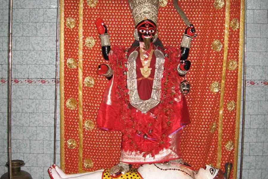 কলকাতা শহর জুড়ে অজস্র কালীমন্দির রয়েছে। তবে এই ঠনঠনিয়া কালীবাড়ি ভক্তদের মধ্যে আজও ভীষণ জনপ্রিয়। রোজই অসংখ্য ভক্তের সমাগম হয় এখানে।