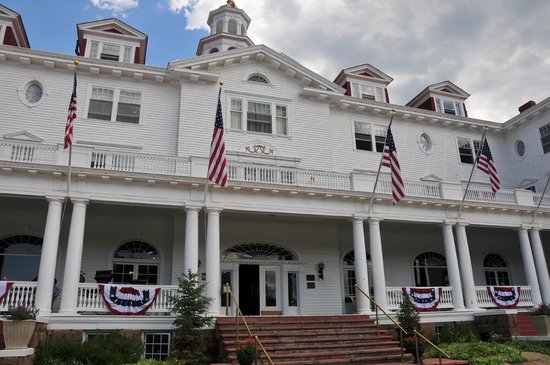 আমেরিকার কলোরাডো প্রদেশে রয়েছে এমনই এক হোটেল। নাম ‘দ্য স্ট্যানলি হোটেল’। আর তার প্রতিটা ঘরেই নাকি লুকিয়ে রয়েছে নানা রকমের রহস্য। 