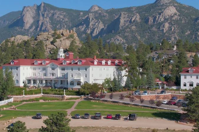 ১৯০৯ সালে তৈরি হয় এই হোটেলে কলোরাডোর এসটাস পার্ক এলাকায়, যাতে রয়েছে প্রায় ১৪০টি ঘর। যার অনেকগুলো ঘরকেই অভিশপ্ত বলে মনে করা হয়। তবে তার মধ্যে ২১৭ নম্বর ঘরটি ঘিরে যেন একটু বেশি মাত্রায় রহস্য দানা বেঁধে আছে।