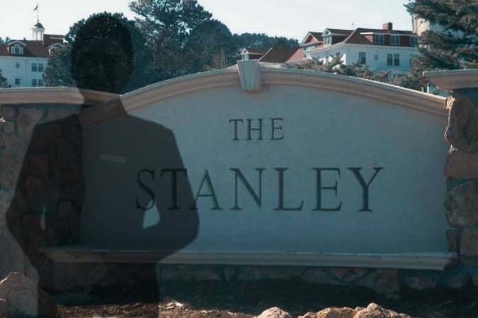 কী শোনা যায় ঘরটি সম্পর্কে? কেউ কেউ বলেন, এই ঘরে হোটেলের এক পরিচারিকার আত্মা ঘুরে বেড়ায়। তবে তাকে নিয়ে ভয়েরও বিশেষ কিছু নেই। কারণ সে কারও ক্ষতি করেছে বলে আজ পর্যন্ত শোনা যায়নি। বরং সে নাকি অনেকের উপকারই করে।