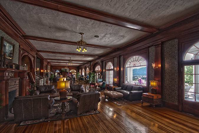 কী ধরনের উপকার? শোনা যায়, ওই ঘরে কোনও অতিথি এসে যদি থাকেন, তা হলে তাঁর অলক্ষ্যে তাঁর ব্যাগ থেকে জামাকাপড় বার করে আলমারিতে গুছিয়ে রাখে সেই আত্মা। 