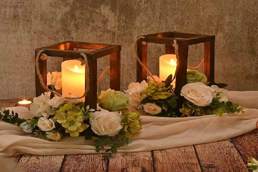 রকমারি বাতি দানে, জ্বলে উঠুক বাতি। টেবিল সাজাতে পারেন এ ভাবেও।