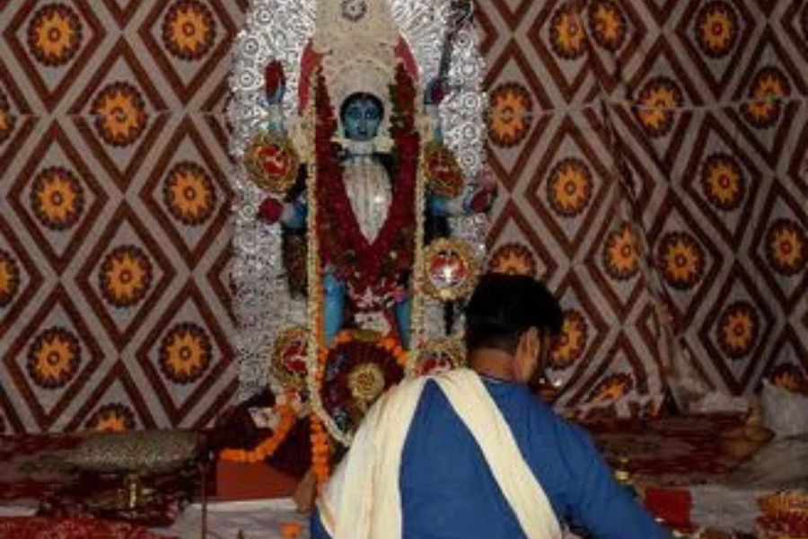 তাই, শরীর-মন প্রস্তুত না থাকলে কখনওই মায়ের মন্ত্র জপ করা উচিৎ নয়। গুরু দ্বারা দীক্ষিত ব্যক্তিরাই কালী মন্ত্র জপ করবেন, নতুবা নয়। এই প্রতিবেদনটি ‘আনন্দ উৎসব’ ফিচারের একটি অংশ।