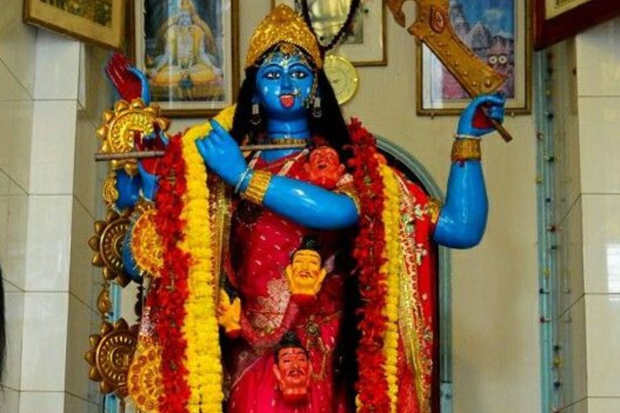 দেবদেবীদের রূপ বদল নিয়ে আছে নানা পৌরাণিক কাহিনি। কিছু জানা, কিছু অজানা। কিন্তু স্বয়ং কৃষ্ণ যে এক বার কালীর রূপ ধারণ করেছিলেন, সে গল্প শুনেছেন আগে? কালীপুজোর প্রাক্কালে জেনে নেওয়া যাক সেই প্রাচীন লোককাহিনি। 