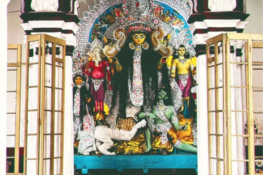 ২০ থেকে ২৫ বছর অন্তর বদলানো হয় এই দেবীমূর্তি। কালীপুজোর সময়ে তারকেশ্বরের দশঘড়ায় বিশ্বাস পরিবারে অনুষ্ঠিত দুর্গাপুজোয় দুর্গাপ্রতিমাকে পরানো মুকুট ক্ষ্যাপাকালীর মাথায় পরানো হয়।