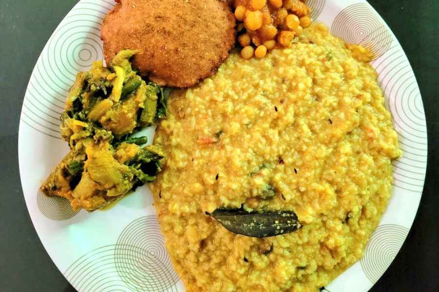  খিচুড়ি-  মা কালীর ভোগে অন্যতম খিচুড়ি। চাল-ডাল সহযোগে তৈরি অপূর্ব স্বাদের যে ভোগ নিবেদন করা হয়, সেটাই খিচুড়ি।