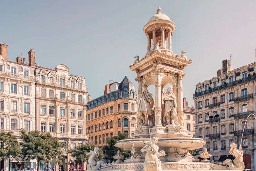 বাঙালির বিলিতি ছুটির শখ চিরকালীন। আপনিও কি ইউরোপে যাওয়ার চিন্তাভাবনা করছেন? তা হলে জেনে নিন সে দেশের ঠিক কোথায় কোথায় ঘুরবেন একদম পকেটসই বাজেটে।